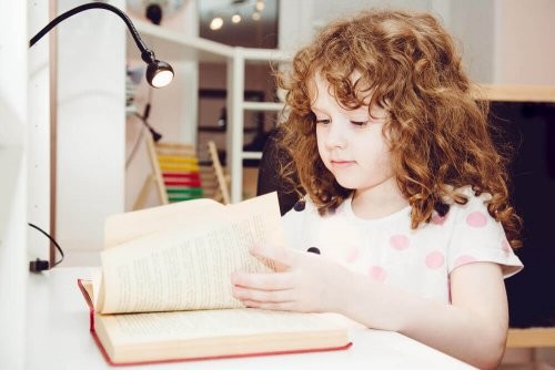 Pige læser en bog