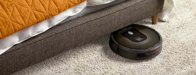 Robotstøvsuger støvsuger under sofaen.