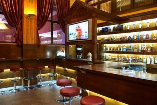 bar i træ