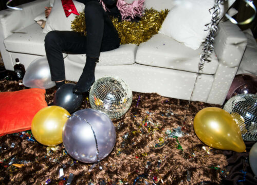 gulv fyldt med nytårspynt