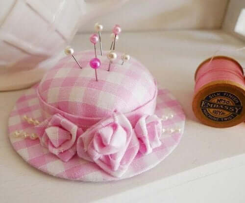 her ses en nålepude i form af en hat