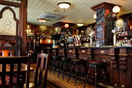 gammeldags indretning af en pub