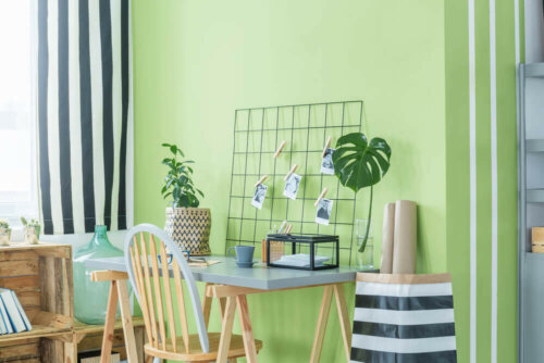 ungdommelig følelse med limegrøn væg