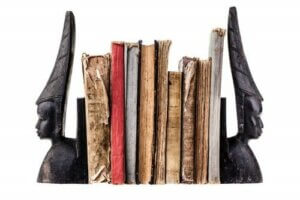 Lav bogstøtter med genbrugsmaterialer