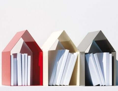 bogstøtter formet som huse