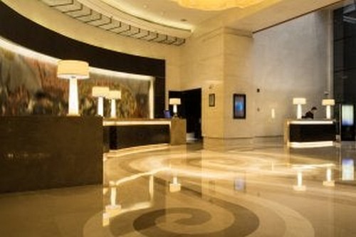 En hotellobby med varm belysning
