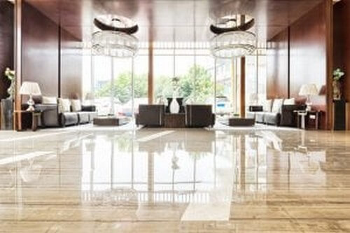 En lys lobby med store vinduer