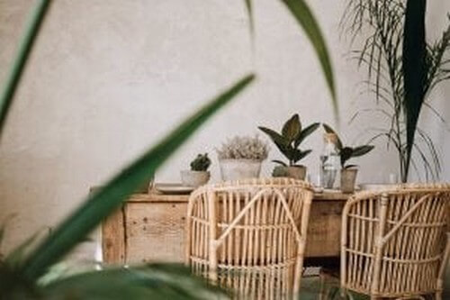 Naturlige møbler lavet af populære materialer 