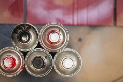 spraymaling i sort og rød
