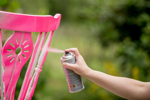 stol der bliver spraymalet