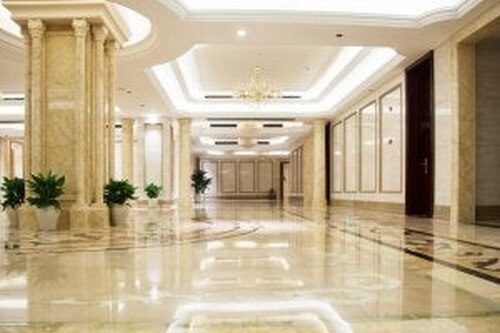 Stor og lys lobby på et hotel