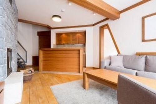 Stue med mange trædetaljer 