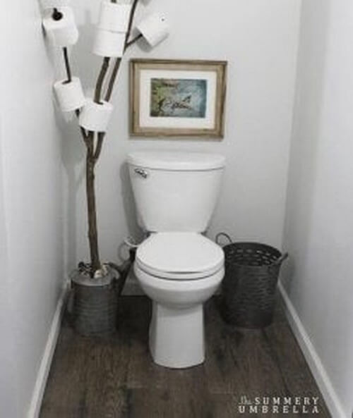 Toiletrulleholder lavet af gren