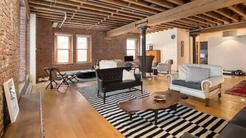 her ses et åbent rum i en mere industriel stil