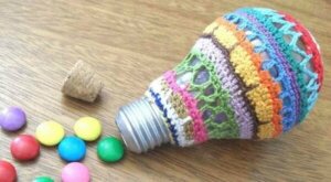 Genbrug lyspærer til festlige juledekorationer