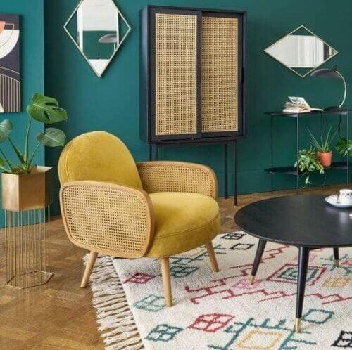 Stue med møbler i flet 