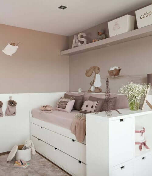 en høj sovesofa med masser af plads til opbevaring