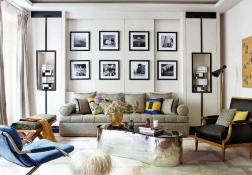 stue med billeder på væg