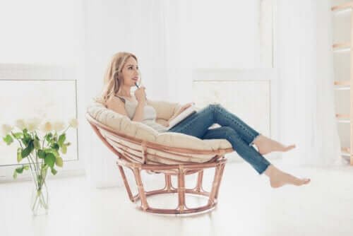 kvinde der sidder i en designerstol