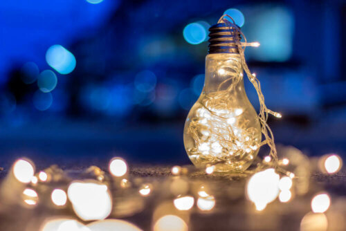 lyspære med lyskæde