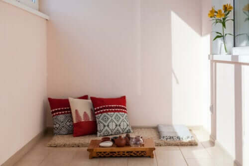 tæppe og puder på gulv