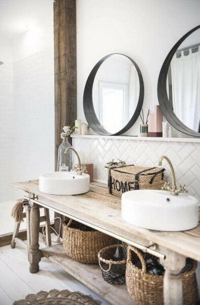 Rustikt træbord på badeværelset