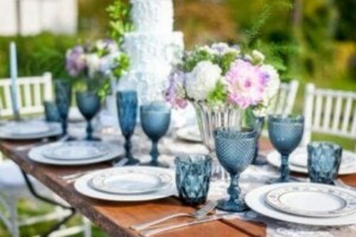 Blå glas til en udendørs borddækning