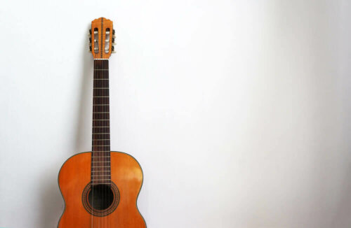 guitar op ad væg