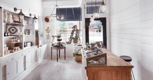 Et udstillingsvindue i en indretningsbutik