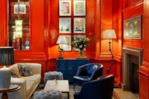 En pænt indrettet stue