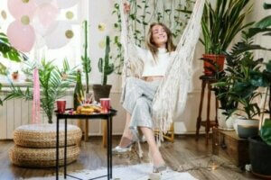 Et behageligt, grønt touch at dekorere med planter