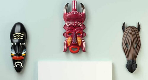 Indretning med afrikanske masker