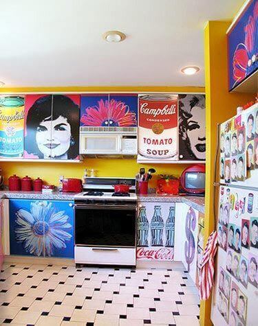 køkken udsmykket med kunst