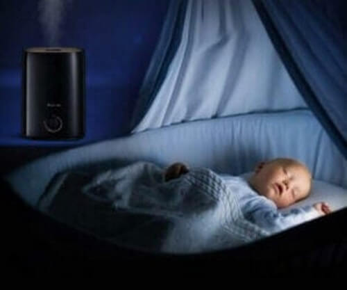 Baby sover i sin vugge