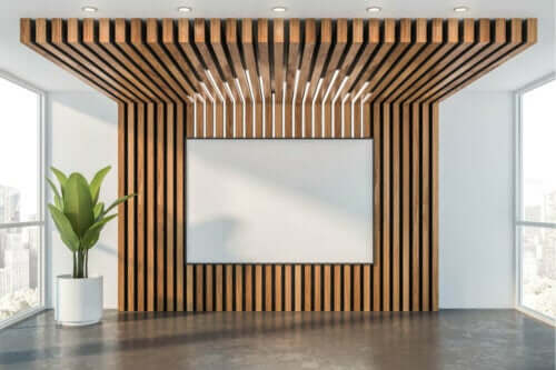 træpaneler på gægge med spotlights