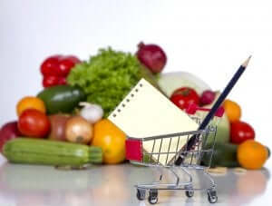 indkøbsliste i lille indkøbsvogn