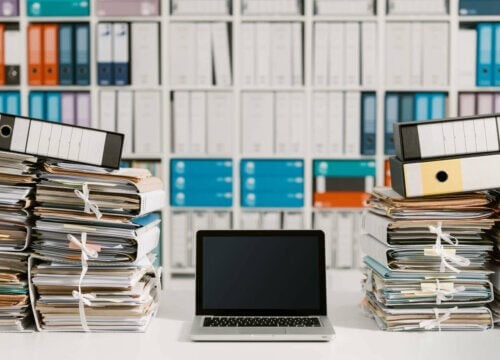 Kontor fyldt med dokumenter