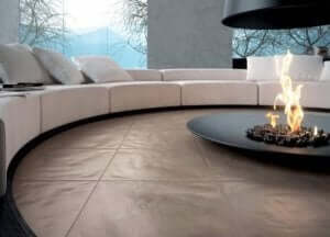 rund bordpejs ved sofa
