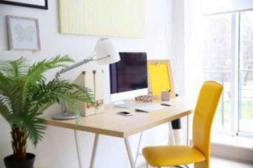 Skrivebord med computer