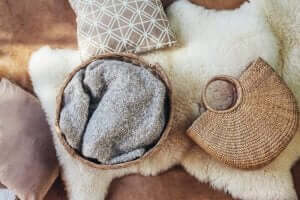 uldtæppe og kurv på gulv