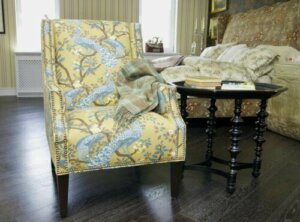 Lænestole med multifarvet polstring: Dynamisk og innovativt