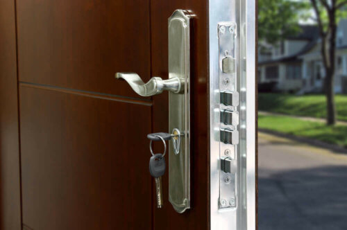 dør med mange låsemekanismer