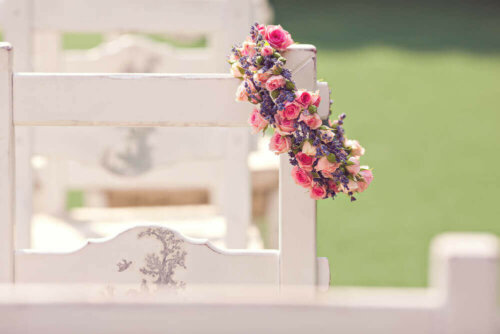 dekoration med blomster på stol