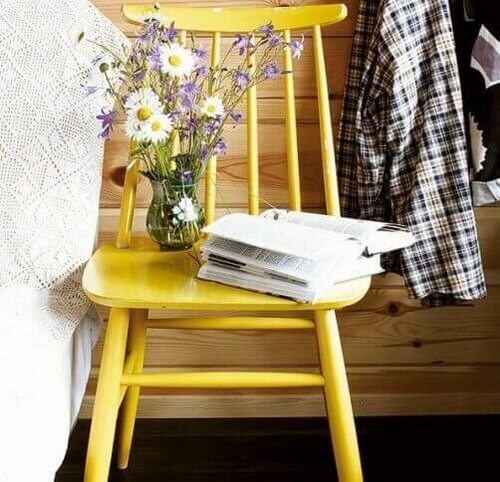 Gul stol brugt som bord ved sengen