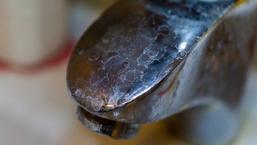 Tips til at fjerne kalk på badeværelset