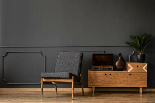 mørke farver på væg og møbler