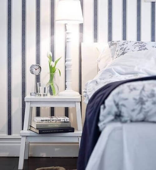 En trinstol som natbord