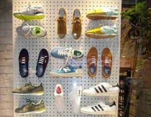 pegboard til at hænge sko på