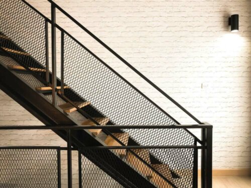 trappe med sort gelænder