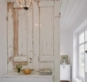 gammel dør med nyt formål som skillevæg